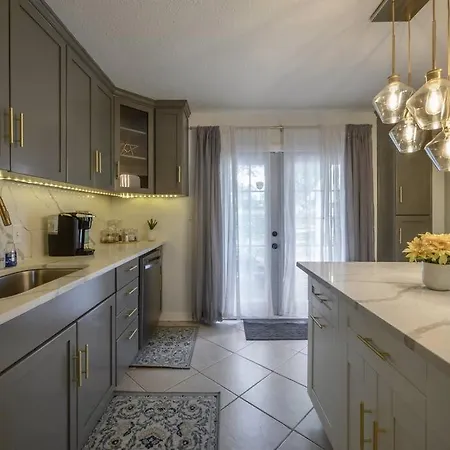 Golden Greek Getaway Chic House In Heart Of Tampa Vila Exterior foto