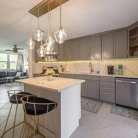 Golden Greek Getaway Chic House In Heart Of Tampa Vila Exterior foto