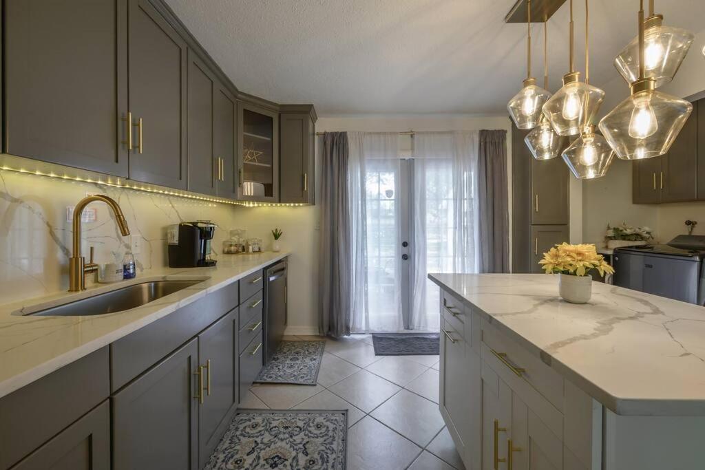 Holiday home Golden Greek Getaway Chic House In Heart Of